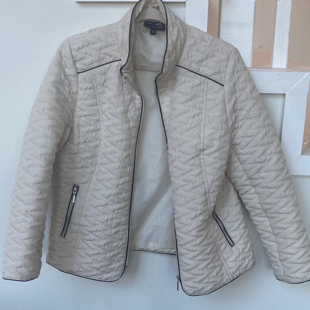 Jane Ashley Off-White Quilted Puffer Jacket. Large